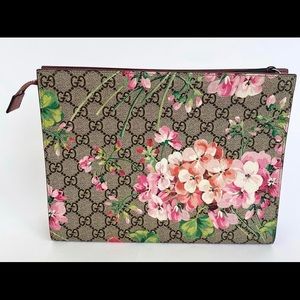 GUCCI GG SUPREME BLOOM POUCH